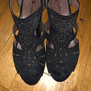 Earthies Black Sandals small heels size 9B Leather upper zipper back shoes